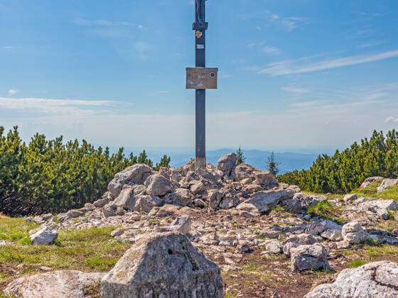 Gipfelkreuz und historischer Vermessungsstein am Hochleckenkogel