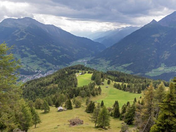Blick zurück über die Zedlacher Wiesen zur Wodenalm