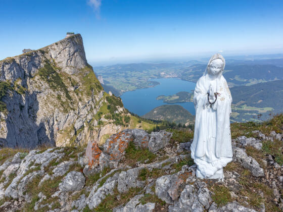 Auf der Spinnerin, im Hintergrund die Schafbergspitze und der Mondsee
