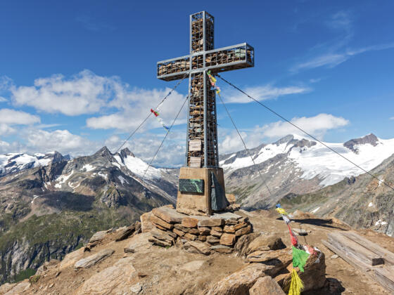 Gipfel der Kreuzspitze (3155 m), rechts im Hintergrund der Großvenediger