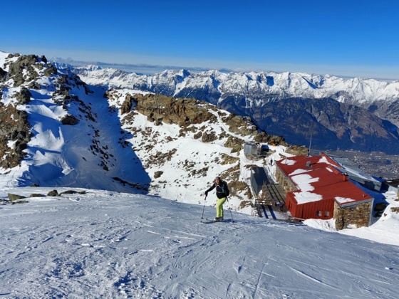Das letzte Stück zum Gipfel des Glungezers. Unten die Glungezerhütte, ganz links die Sonnenspitze (2639 m).
