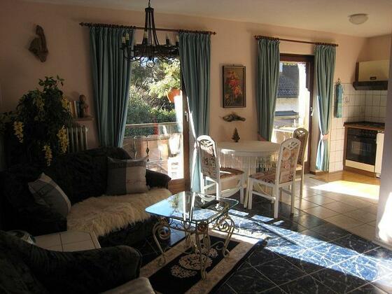 Wohnzimmer mit Küche