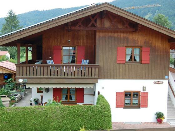 Ansicht vom Haus mit Blick auf den Balkon