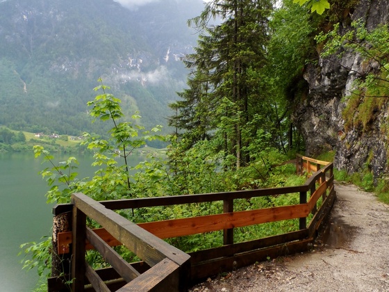 Steiler Weg entlang des Hallstättersees