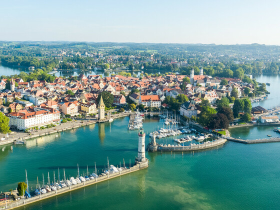 Luftbild der Insel Lindau mit Blick auf Hafeneinfahrt
