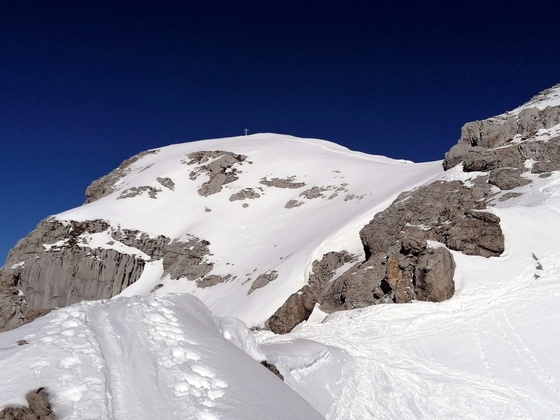 Skidepot, hinten der Gipfel, rechts die Aufstiegsspur erkennbar