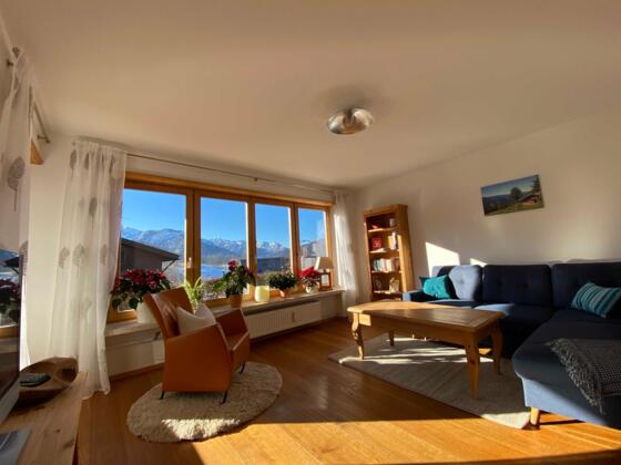 gemütliches Wohnzimmer mit Panoramablick