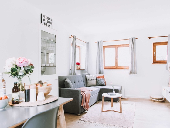 Wohnzimmer mit TV, Blu-Ray Player, Boombox, Digital-Radio, Spielen &amp; Büchern