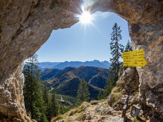 Blick durchs Törl auf das Tote Gebirge.