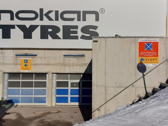 Links um die Talstation herum - die Beschilderung weist den Weg zum Start der Waldroute.