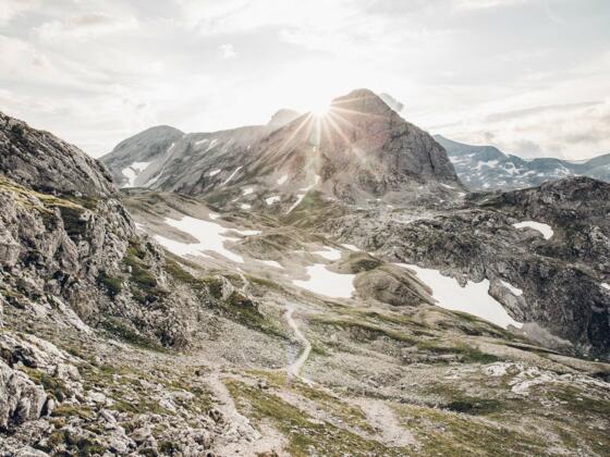 Die Sonne versinkt hinter dem Landfriedstein im Gebiet "am Stein"
