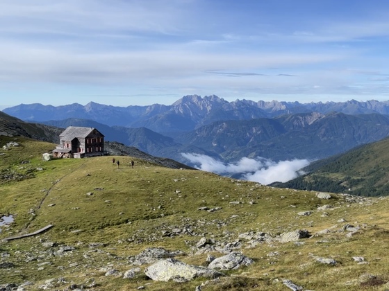 Hugo-Gerbers-Hütte mit Karnischem Hauptkamm (Hoher Warte) im Hintergrund