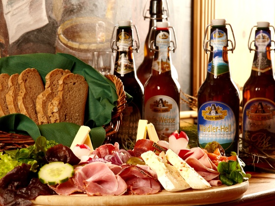 Brotzeit im Adam-Bräu