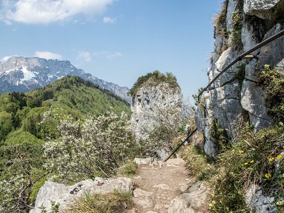Stahlseile sichern den Weg auf den Kleinen Barmstein, im Hintergrund der große Barmstein