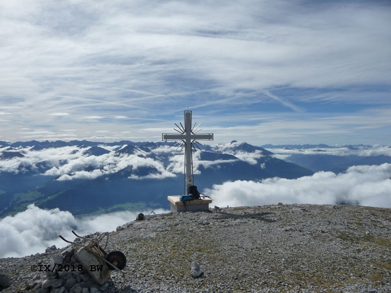 Großer Solstein mit dem neuen Gipfelkreuz (seit August 2018)