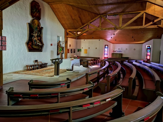 Moderner Innenraum der Pfarrkirche Klaus an der Pyhrnbahn