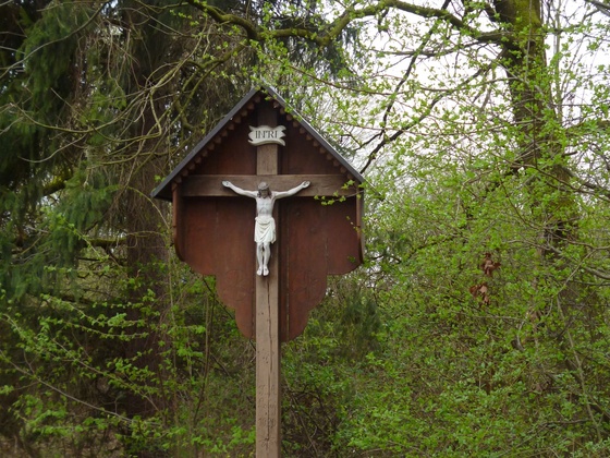 Wegkreuz an der Straße über den Rauhbühl.