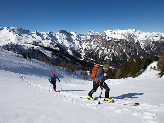 Im Aufstieg in Richtung Westgrat des Bärenkopfes vor imposanter Karwendel Kulisse