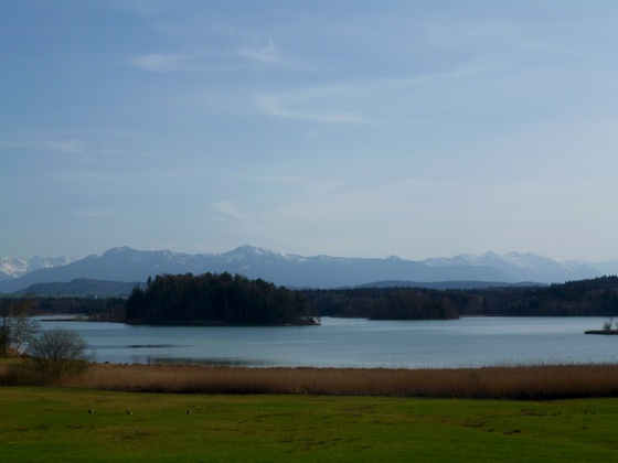 Der Große Ostersee mit seinem Nordostufer vor der eindrucksvollen Alpenkette.