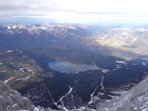Gipfelblick von der Zugspitze auf den Eibsee