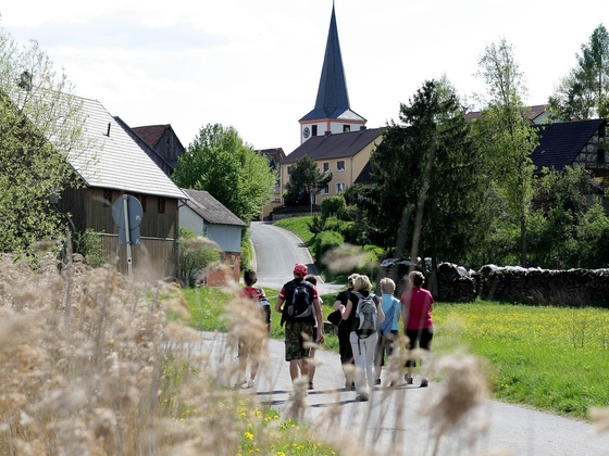 Wandern ins Dorf Roßfeld mit der Margarethenkirche