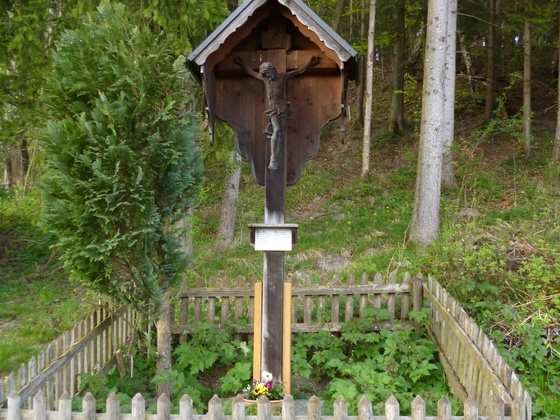 Wegkreuz an der Straße nur wenig östlich der ersten Häuser von Hohenpeißenberg.