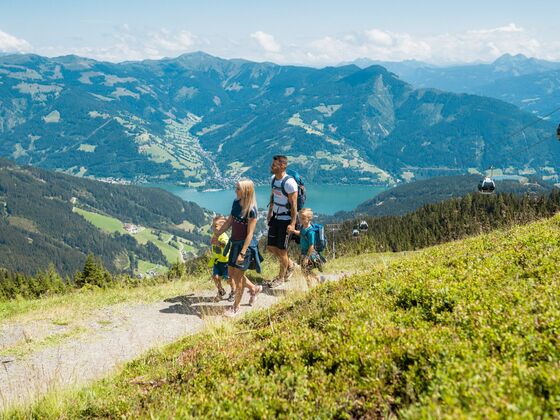Familie entlang Höhenpromenade