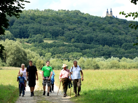 Wandern unterhalb der Basilika Vierzehnheiligen