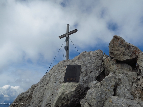 Also bin ich rechts von den Seilen in einem Kraftakt hochgeklettert. Ich bin ohne Rucksack hochgeklettert, da ging es ein wenig einfacher. Ich schätze mal die Kletterschwierigkeit auf SG III-. Jetzt bin ich oben. 5. Abschnitt geschafft. Wahnsinn, ich