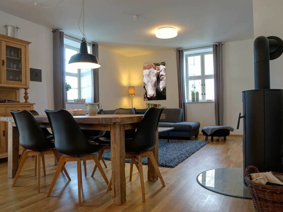 Kutschersuite Max-Josef in Tegernsee - Wohnbereich mit Kaminofen