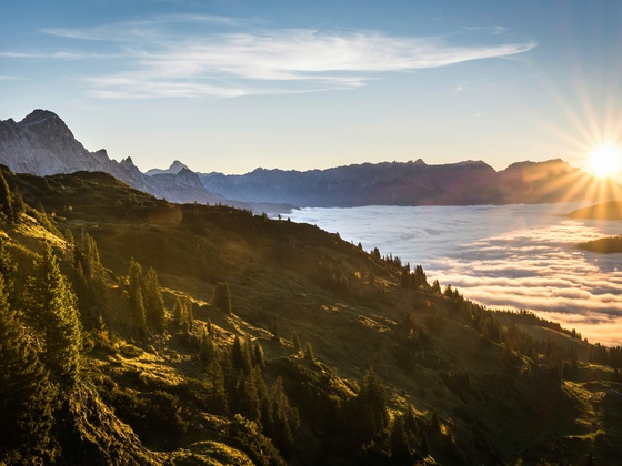 Sonnenaufgang hinter dem Hochkönig, links das Birnhorn vom Spielberghorn über den Spielbergalmen gesehen.
