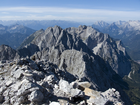 Der Gipfel wartet mit prächtigen Ausblicken auf (hier Großkarspitze, Tiefkarspitze, Westliche Karwendelspitze und Viererspitze)