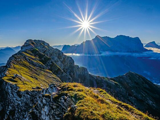 Blick von der Upsspitze auf den Daniel, dahinter das zugspitzmassiv.