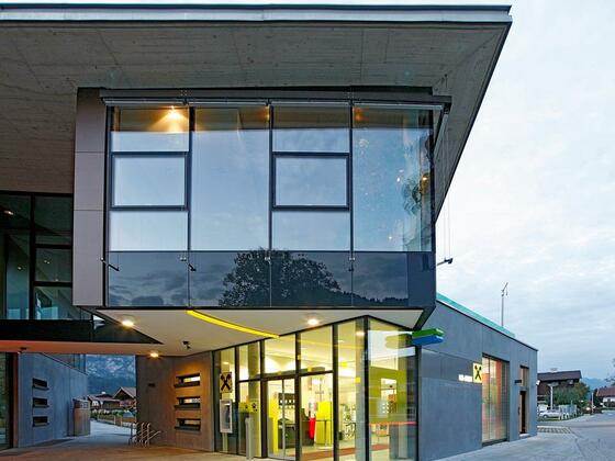 Bankstelle Radfeld Sommer