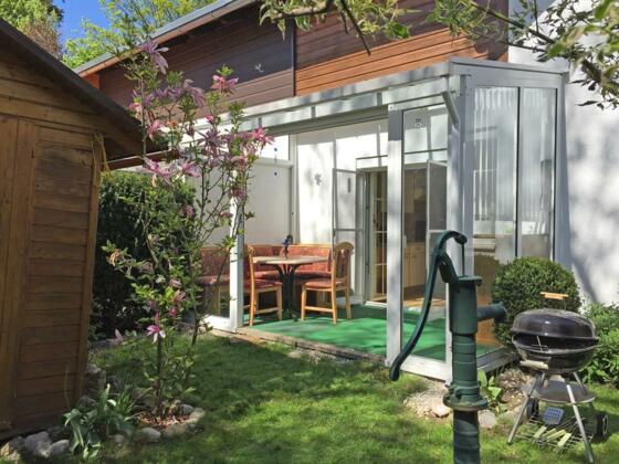 Garten und Terrasse im Frühling