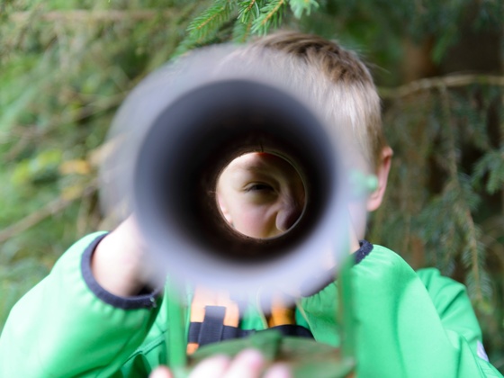 Mit dem Fernrohr in den Wald schauen
