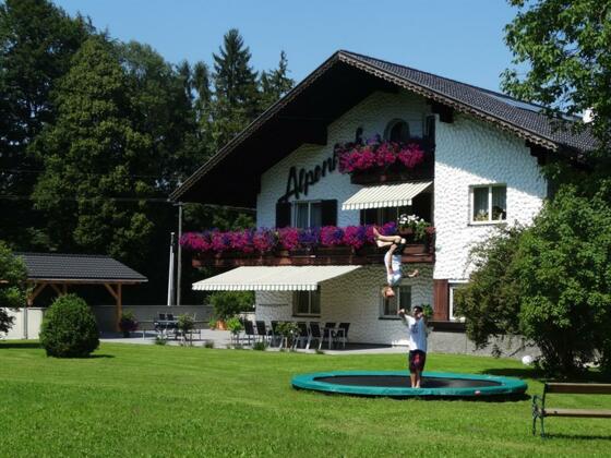Hausansicht im Sommer