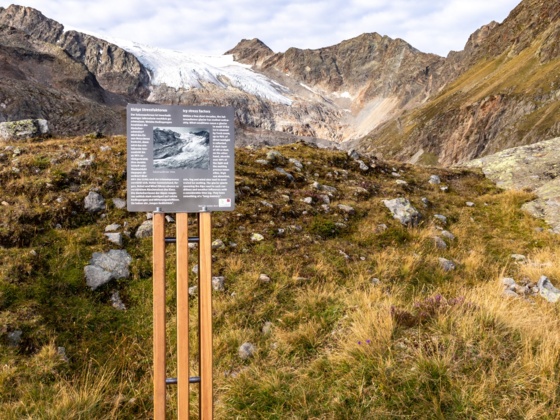 Abstecher zur ersten Infotafel mit Blick auf den Gletscher