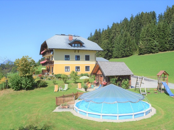 Sommer mit Schwimmbad und Schaukel