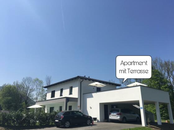 Hausansicht mit großer Terasse