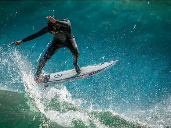 Wellenreiten auf der Flusswelle