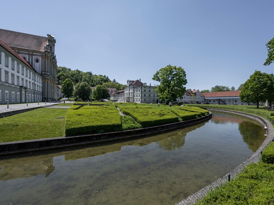 Klosterareal mit Flusslauf