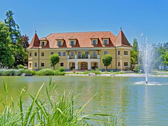 Hotel Almtal mit Teich und Springbrunnen