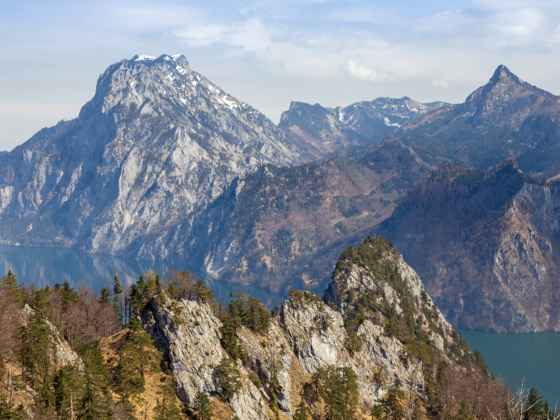Blick vom großen Sonnstein über den kleinen Sonnstein zum Traunstein.