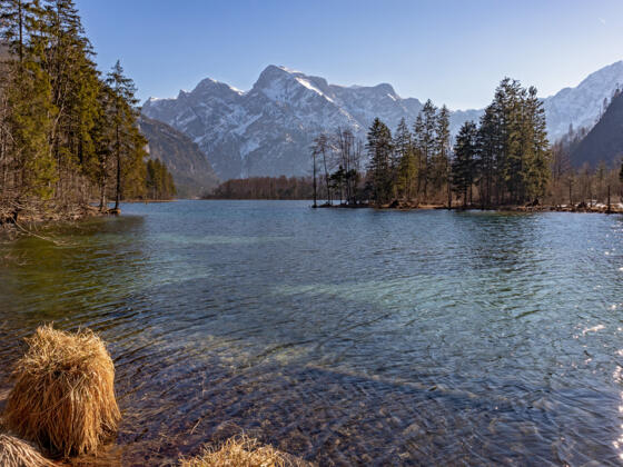 Almsee-Ostuferweg, Blick zur Almtaler Sonnenuhr.