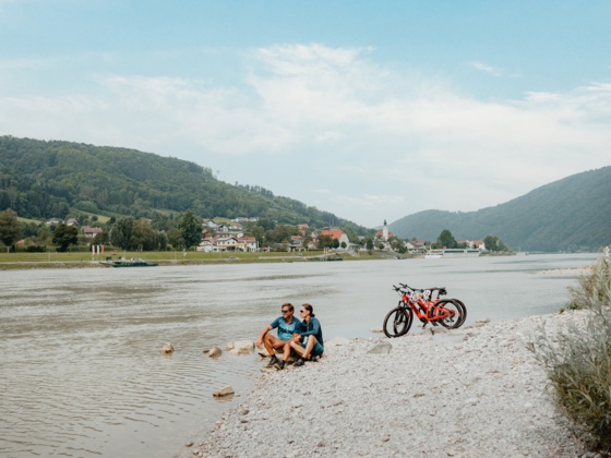 Radfahrer an der Donau Kramesau Neustift Blick auf Engelhartszell