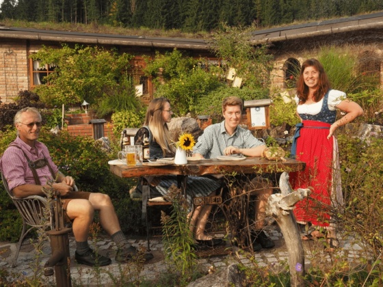 Familie im Kraeutergarten
