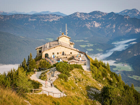 Das Kehlsteinhaus über dem herbstlichen Nebelmeer über dem Berchtesgadener Talkessel