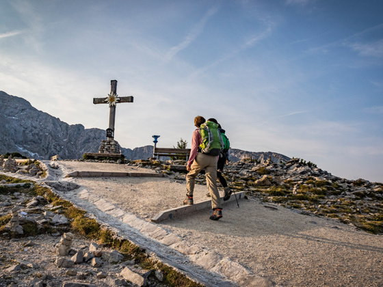 Das Gipfelkreuz des Kehlsteins vor dem Hohen Göll