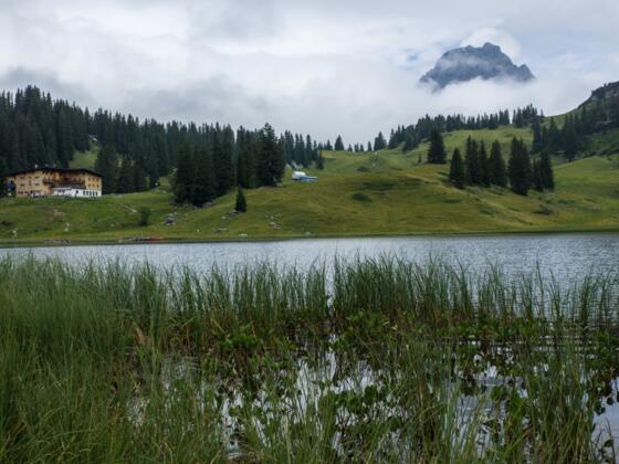 Körbersee mit Blick auf Berghotel Körbersee